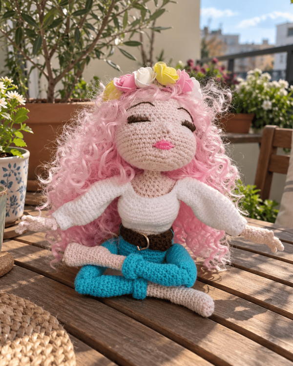 Patrón muñeca haciendo yoga