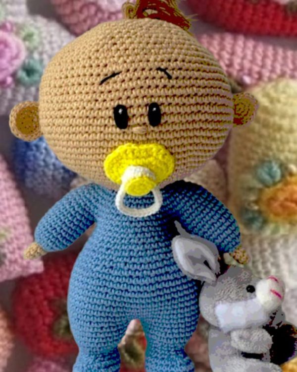 Bebé con chupete tejido a crochet