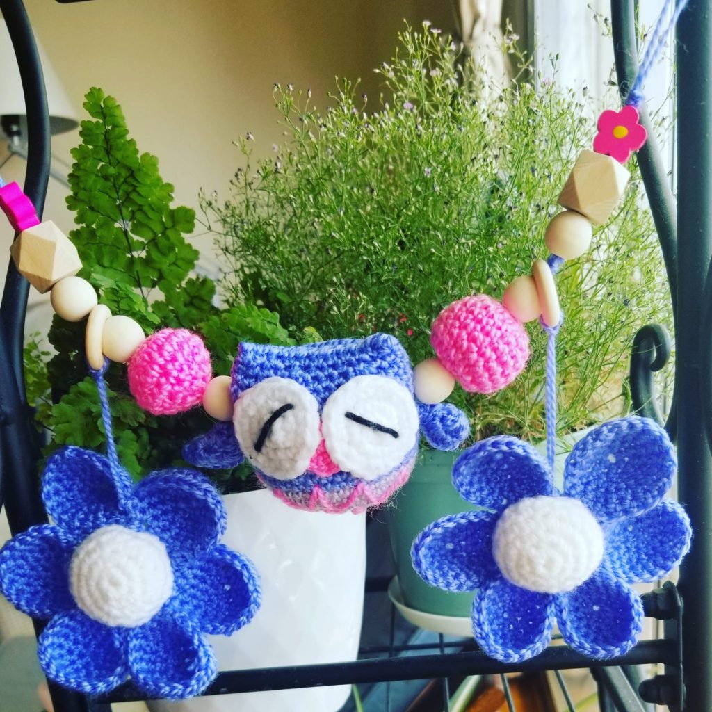 Colgante de lechuza y flores para carrito o cuna tejido a crochet