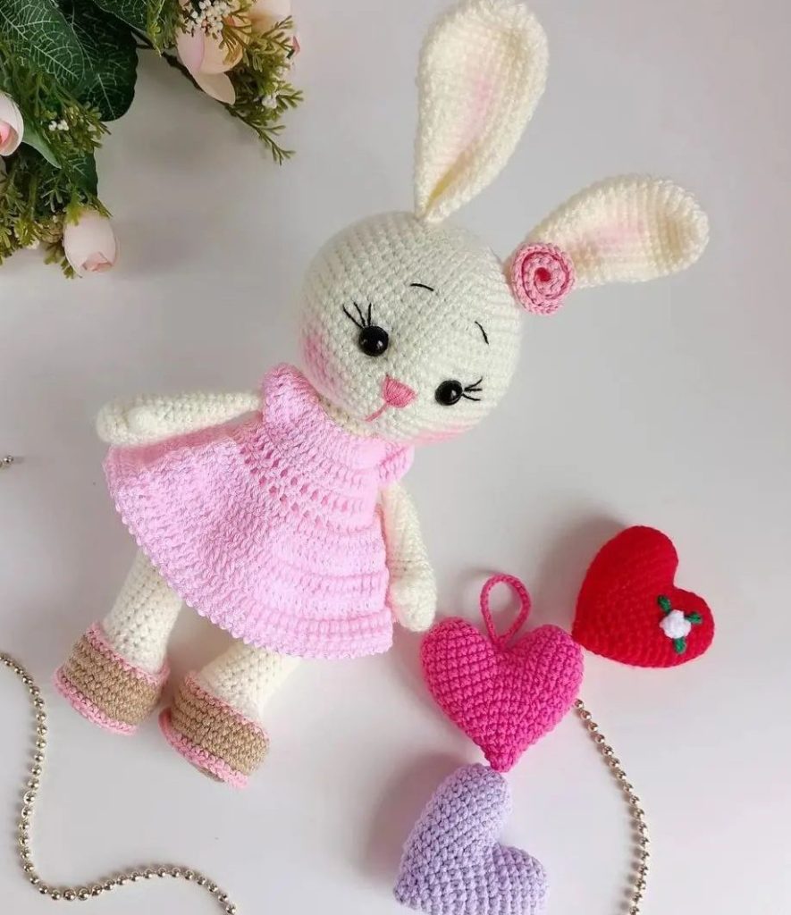 Conejita rosa con vestido tejida a crochet