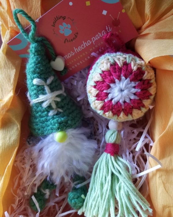 Duende y esfera navideña tejido a crochet