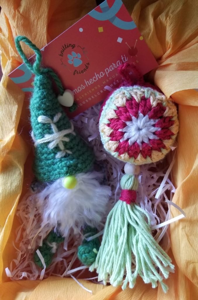 Duende y esfera navideña tejido a crochet