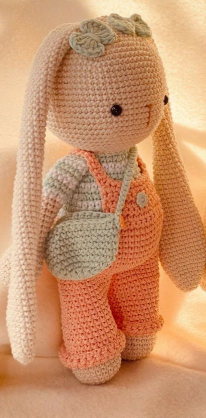 Patrón conejita de orejas largas tejido a crochet