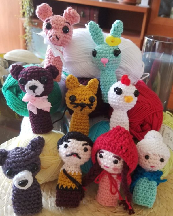 Títeres de dedo: cuentos y bosque tejido a crochet